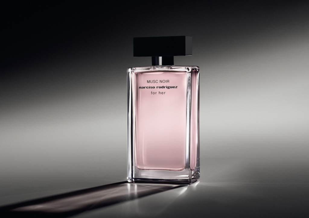 The narciso rodriguez for her MUSC NOIR is presented in a completely translucent bottle, revealing the mystery within.