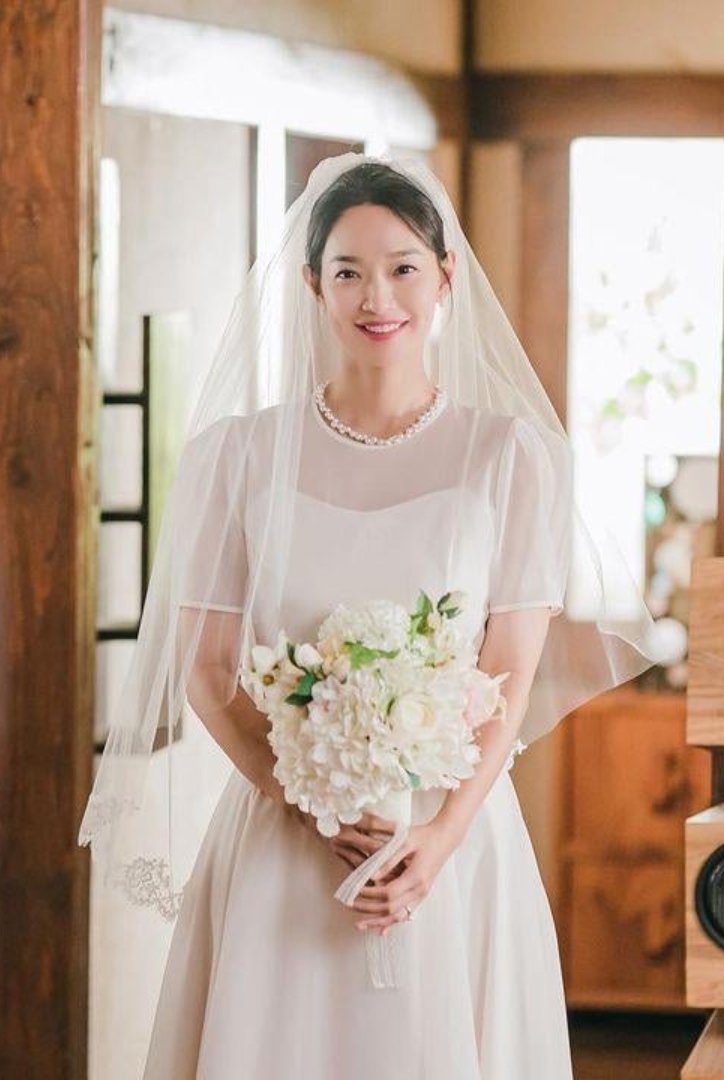 Romantic And Dainty Bridal Gown Ideas From Your Favorite Korean Dramas