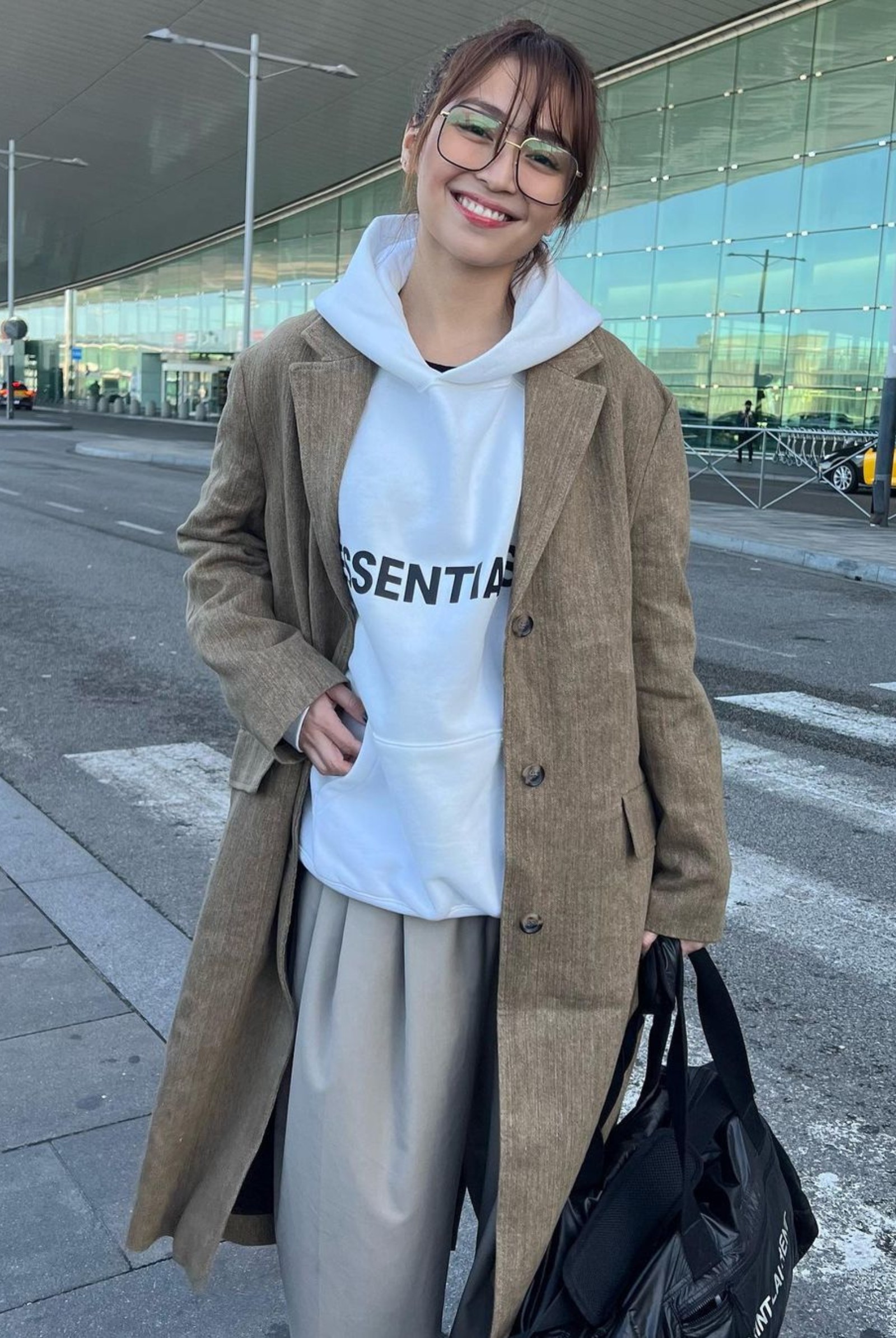 Kathryn Bernardo wearing Saint Laurent Sport Duffel Bag