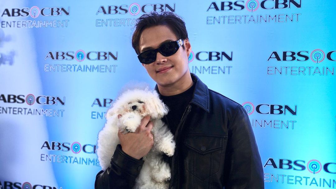 Enrique Gil enters the ABSCBN premises with his pet, Millie, for his contract signing