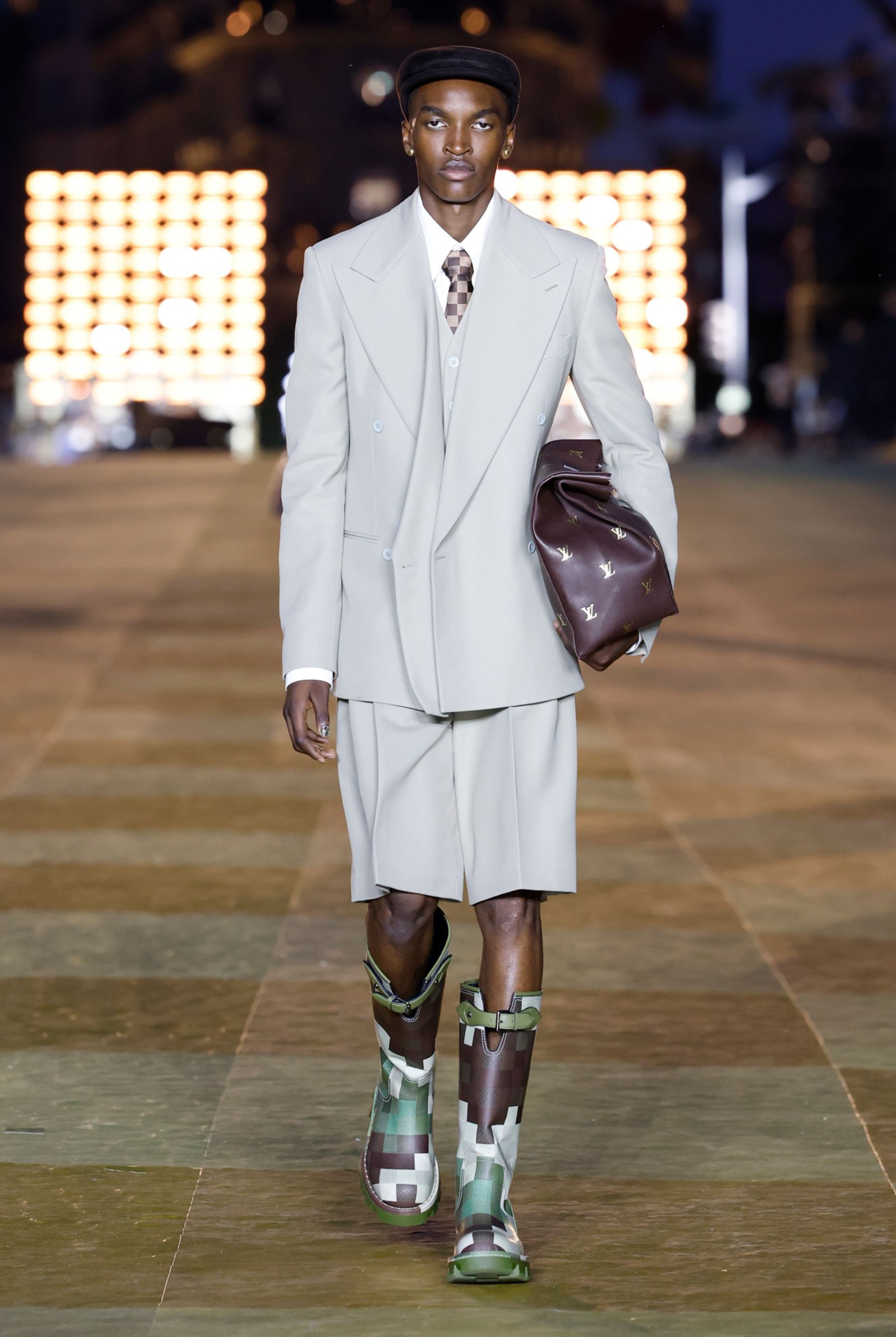 LOUIS VUITTON Short and Boots Style