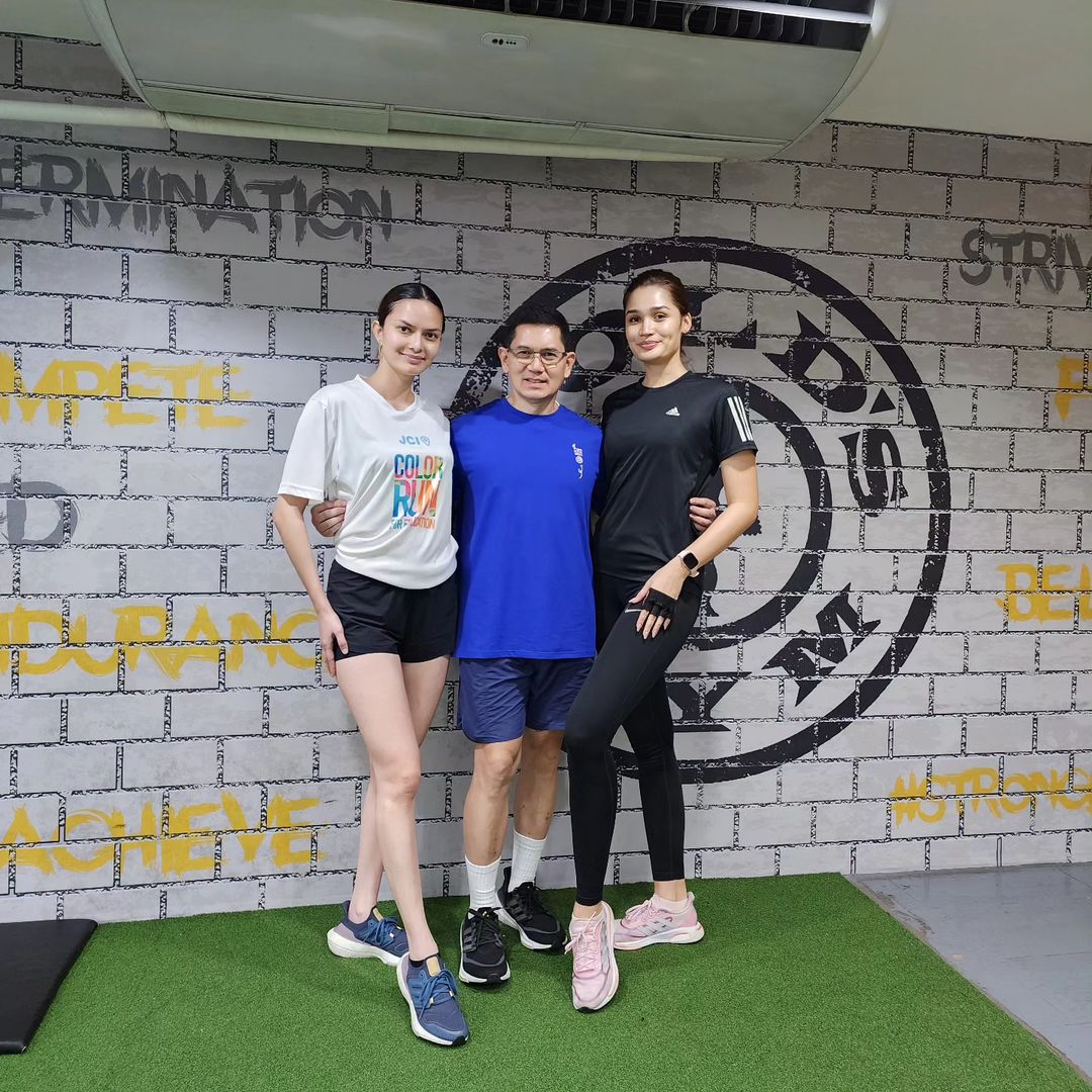 Beauty queen trainer Angelo Mendez with Binibining Pilipinas Globe 2023 Anna Valencia Lakrini and Binibining Pilipinas Intercontinental 2022 Gabrielle Camille Basiano