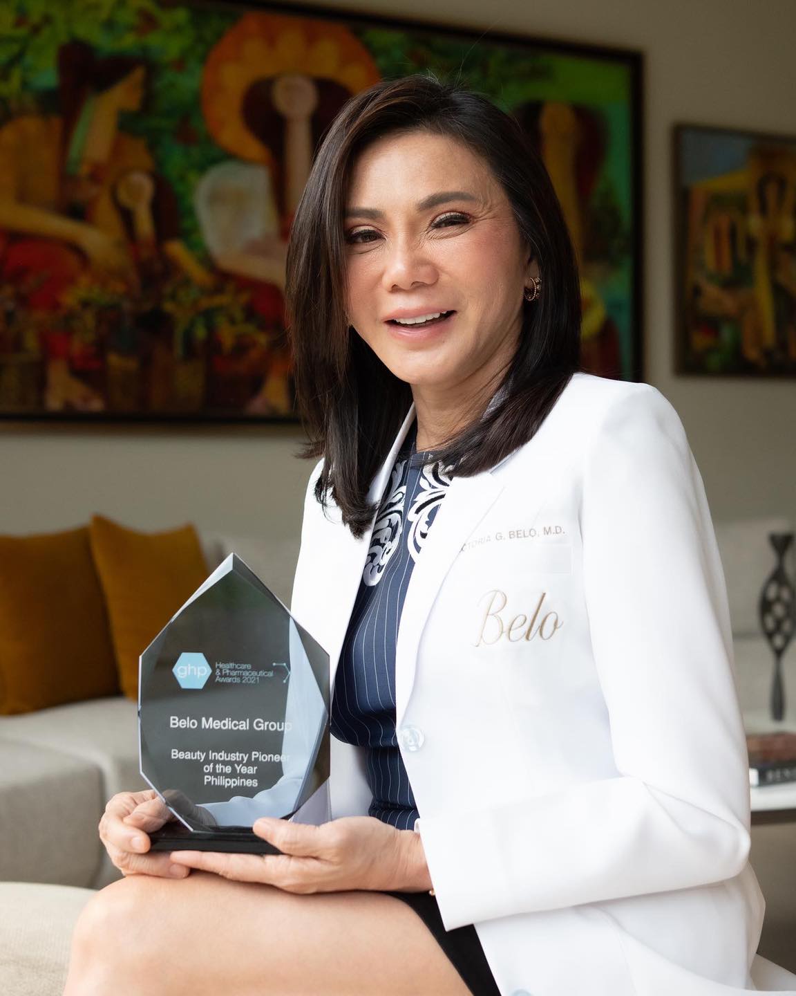Dr. Vicki Belo with the Beauty Industry Pioneer of the Year Award from the UK-based Global Healthcare and Pharmaceutical Awards 2021