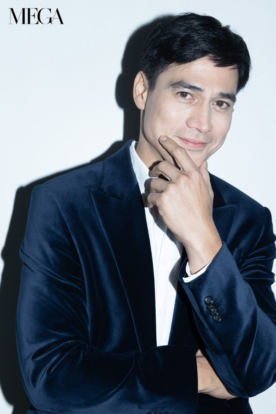 Piolo Pascual posing for a photo wearing a navy velvet suit.