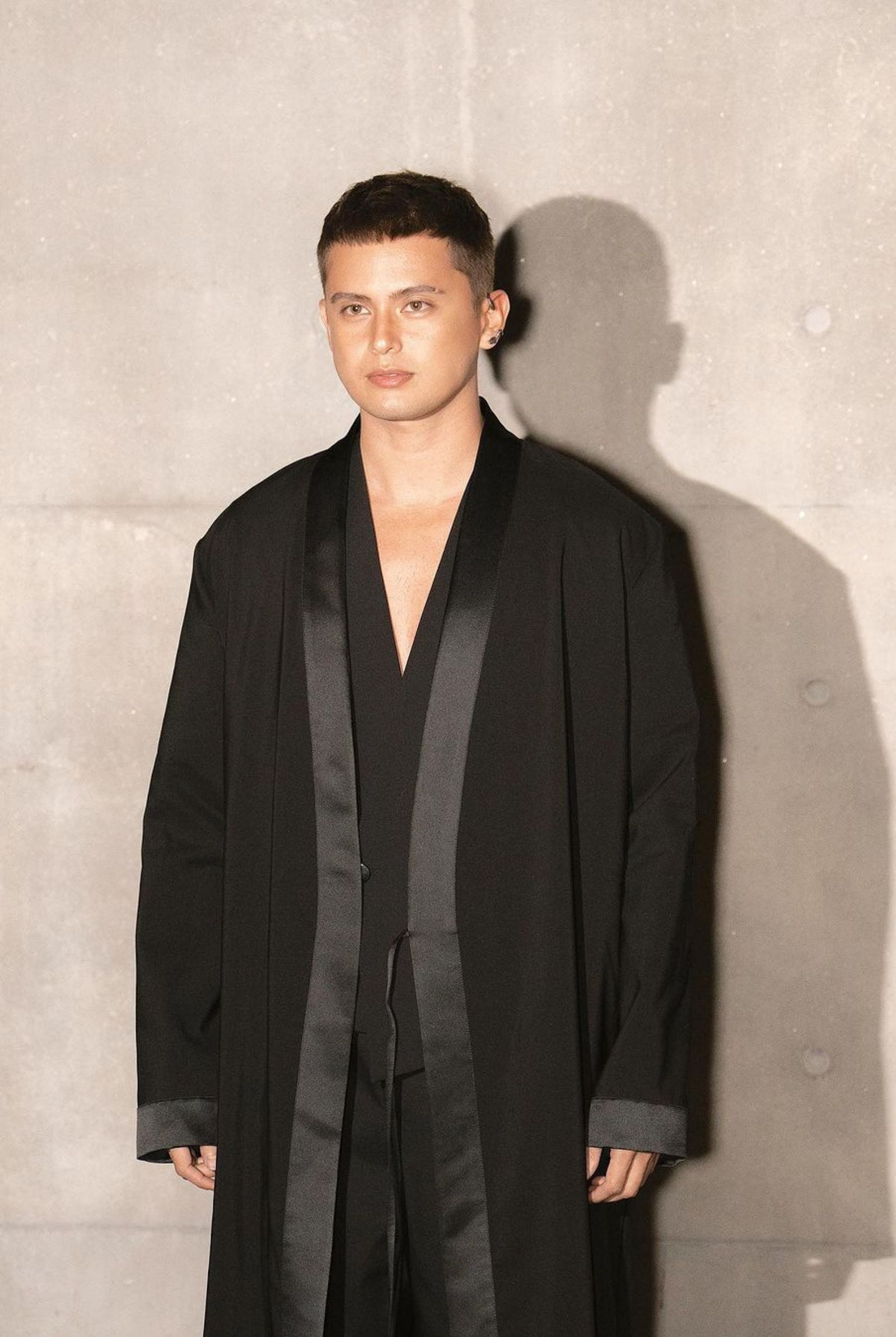 In a black modern kimono, vest, and wide-leg trousers, Reid effortlessly commands attention