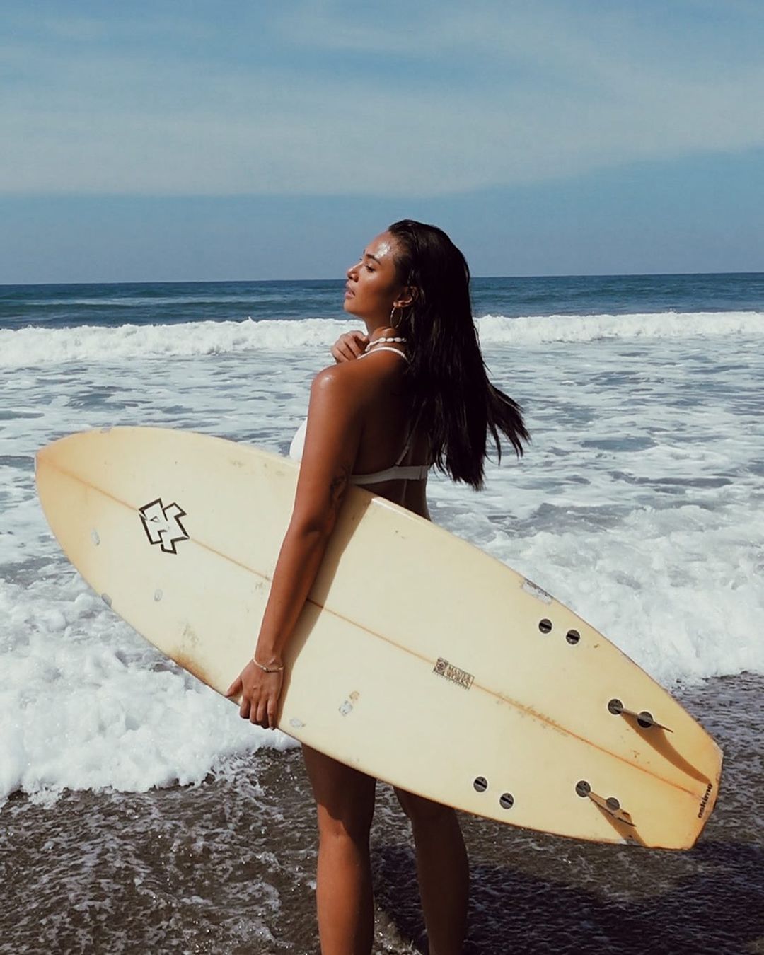 Klea Pineda surfing