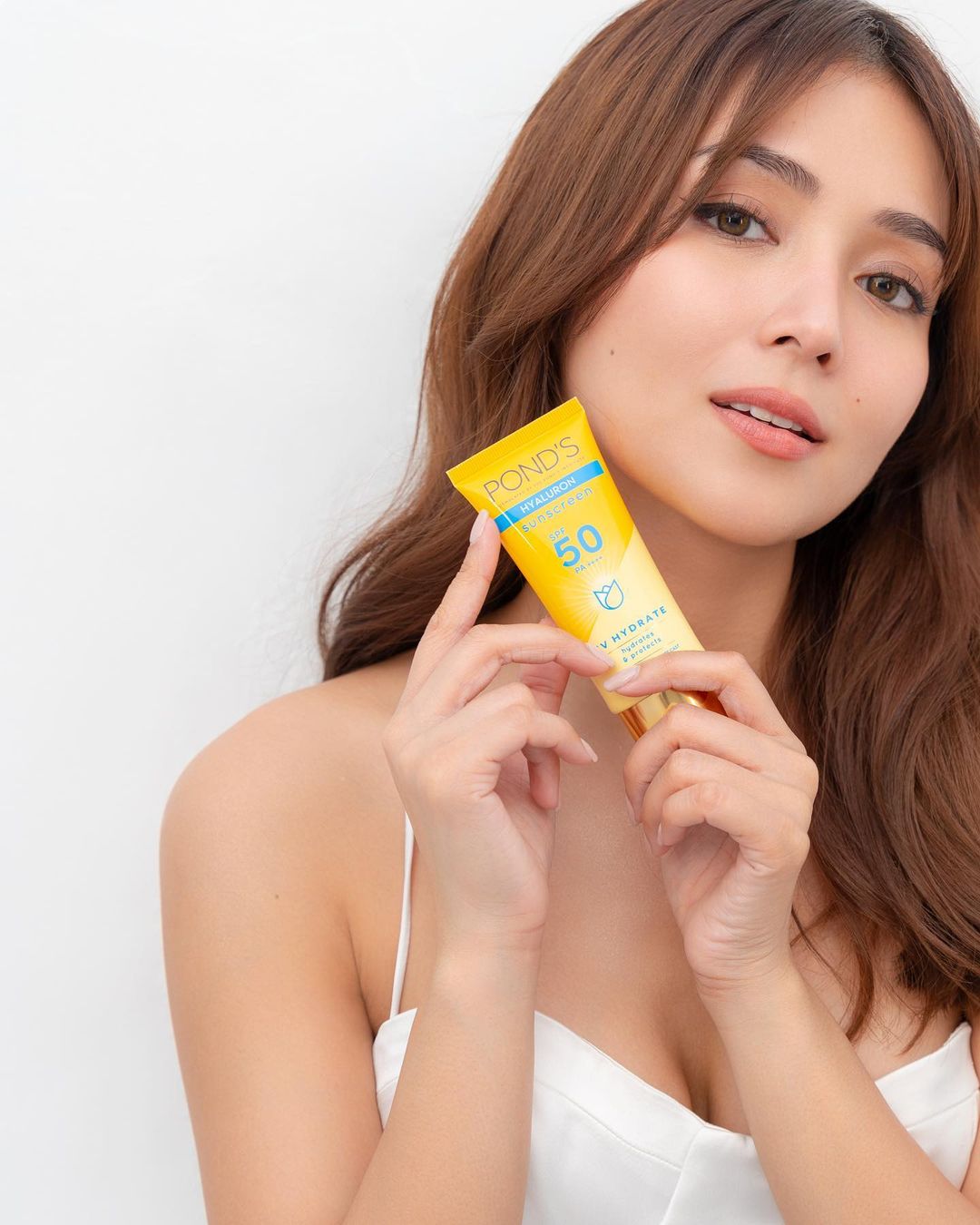 Kathryn Bernardo protects her skin from the sun with Pond's UV Hydrate Sunscreen