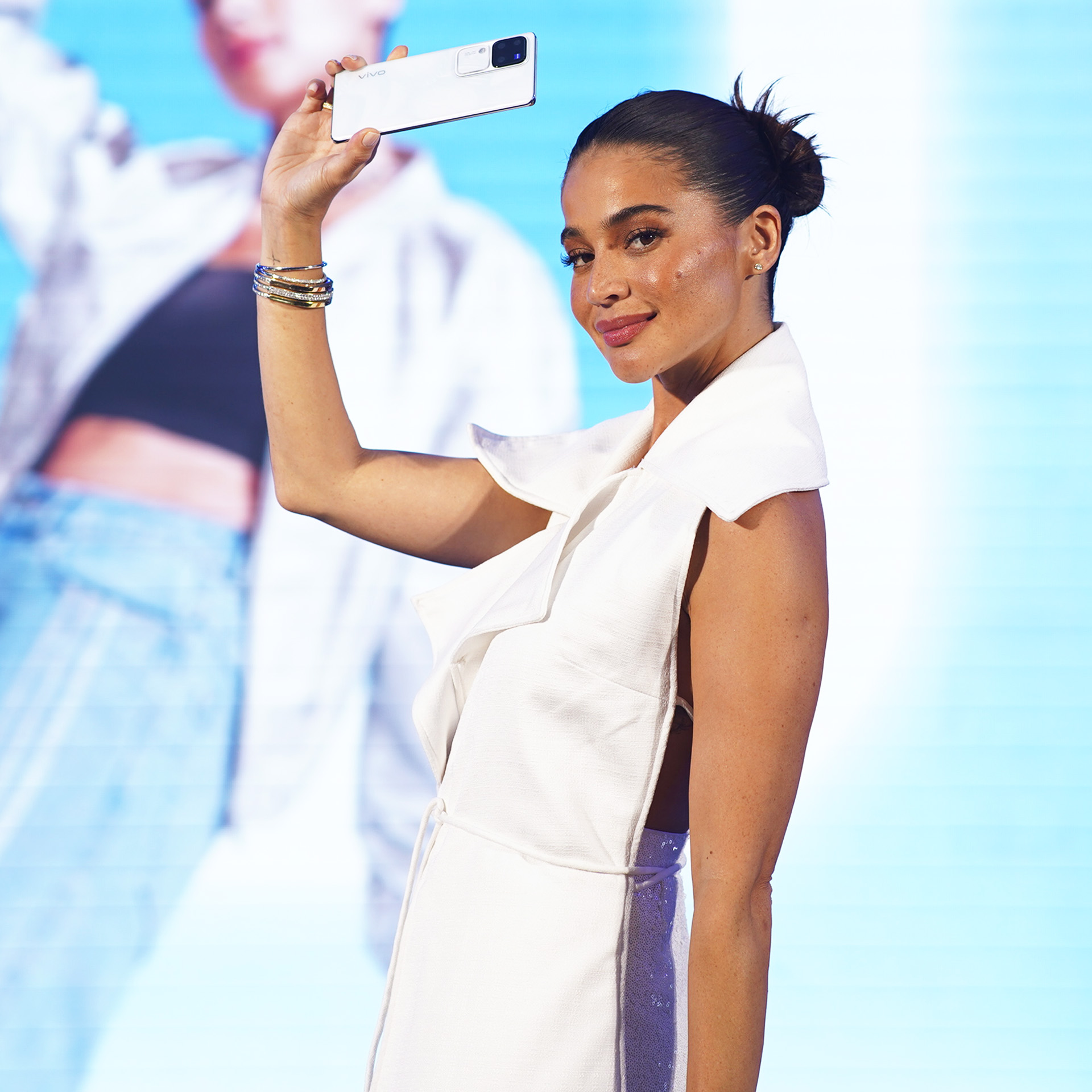 This is How Anne Curtis Captures Her Post-Worthy Selfie 