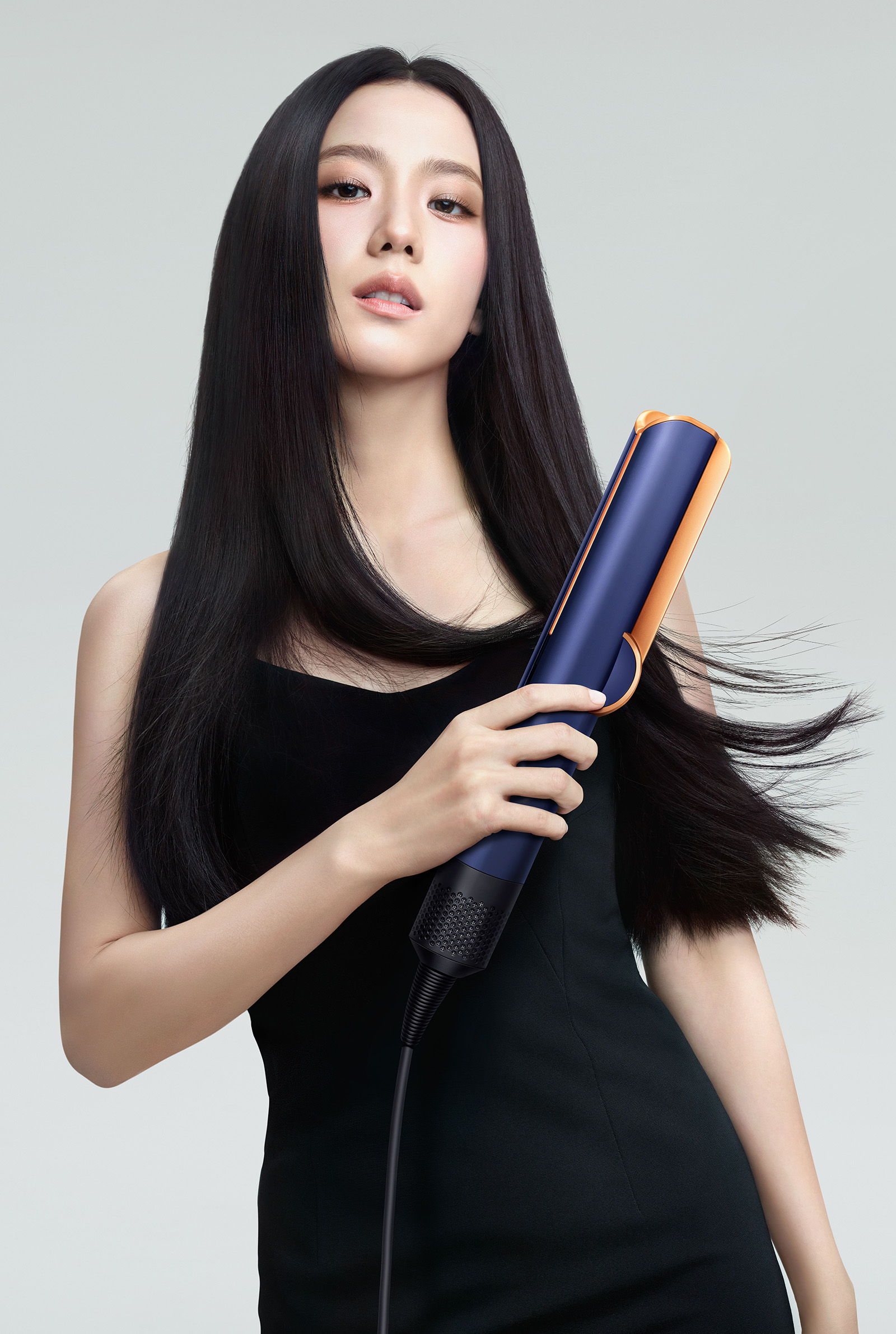 blackpink jisoo using dyson airstrait