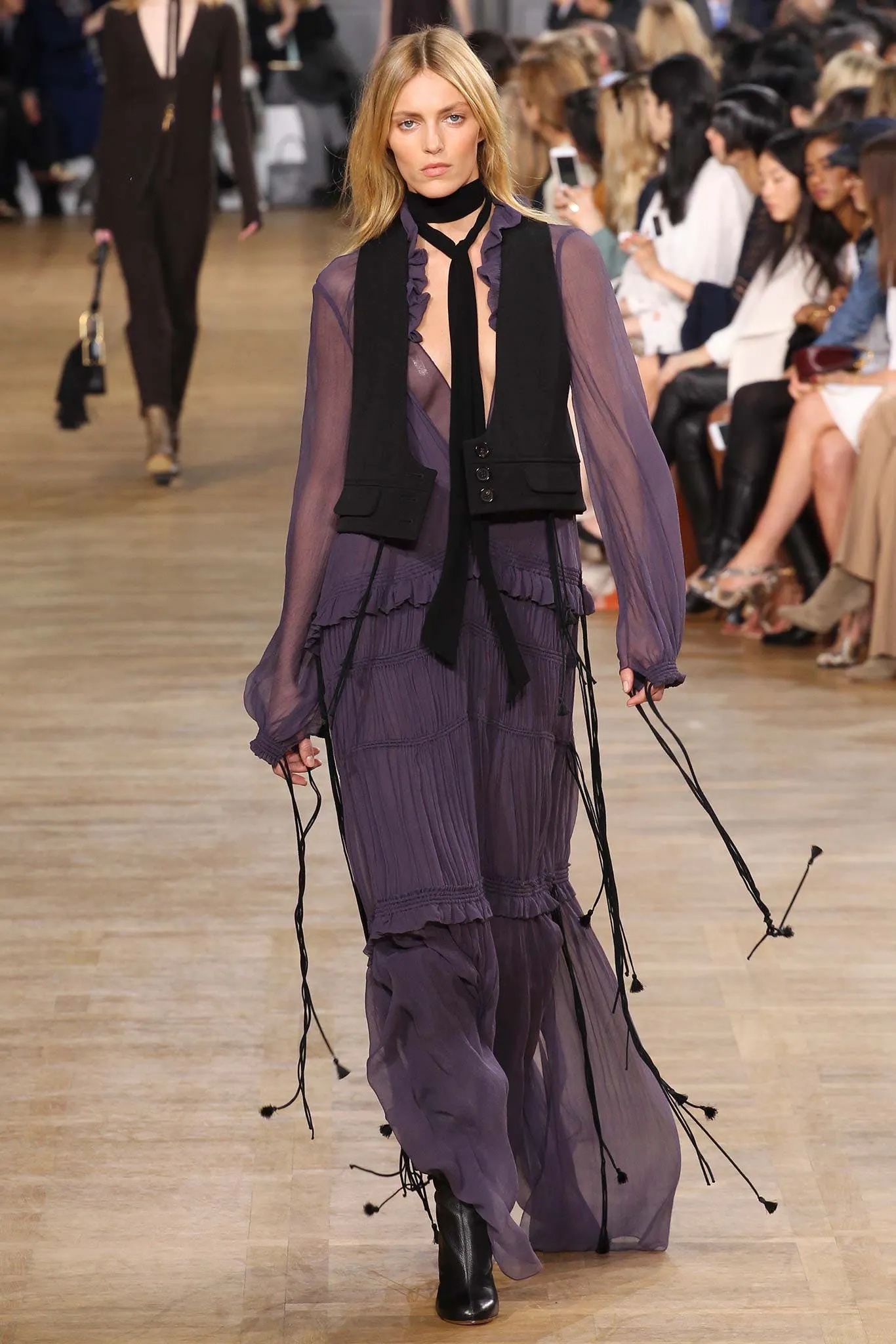 mega-chloe-fall-winter-2015-clare-waight-keller