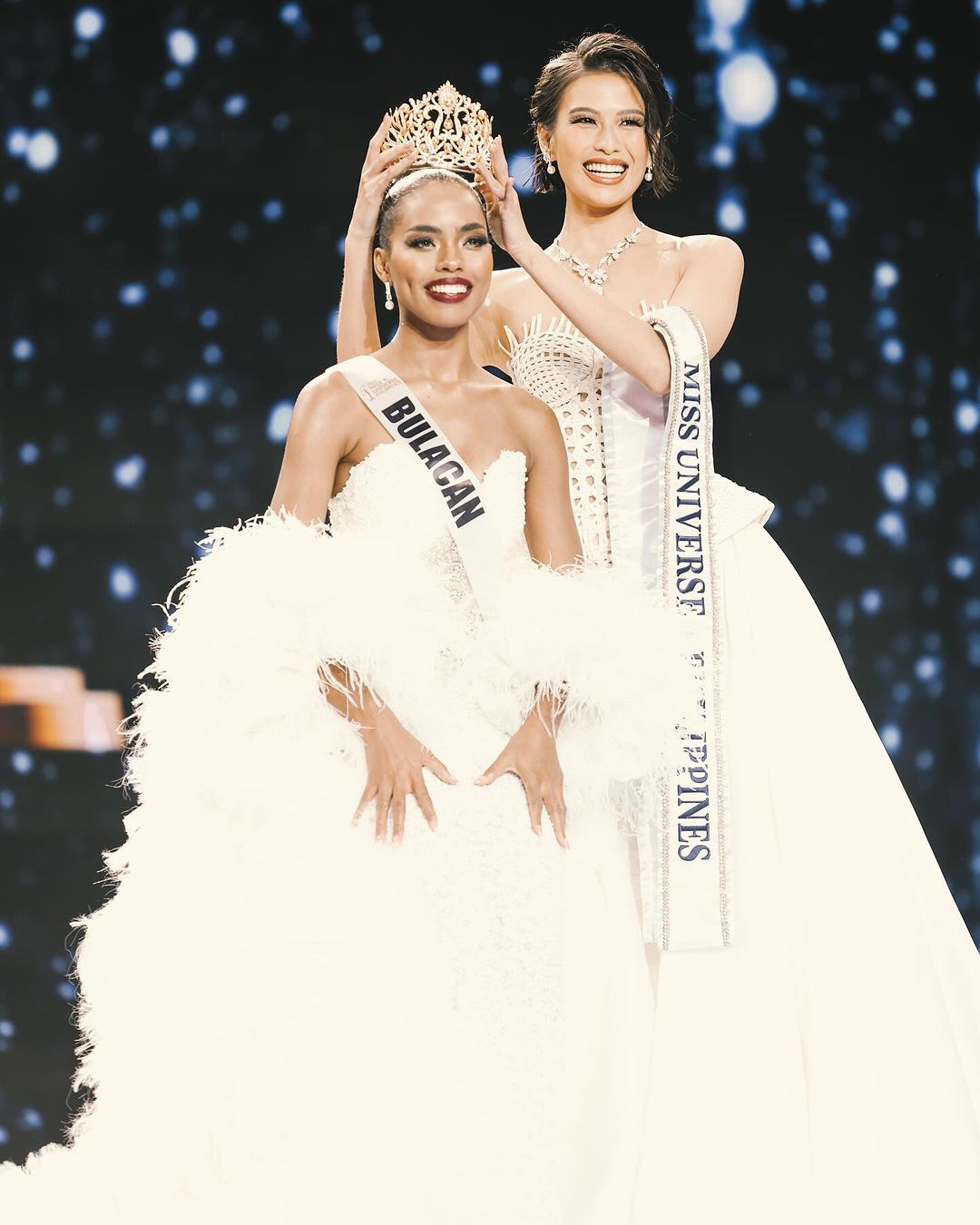 Michelle Dee bringing back the iconic photo of Miss Universe Philippines Chelsea Manalo gracefully balancing the crown on her head.