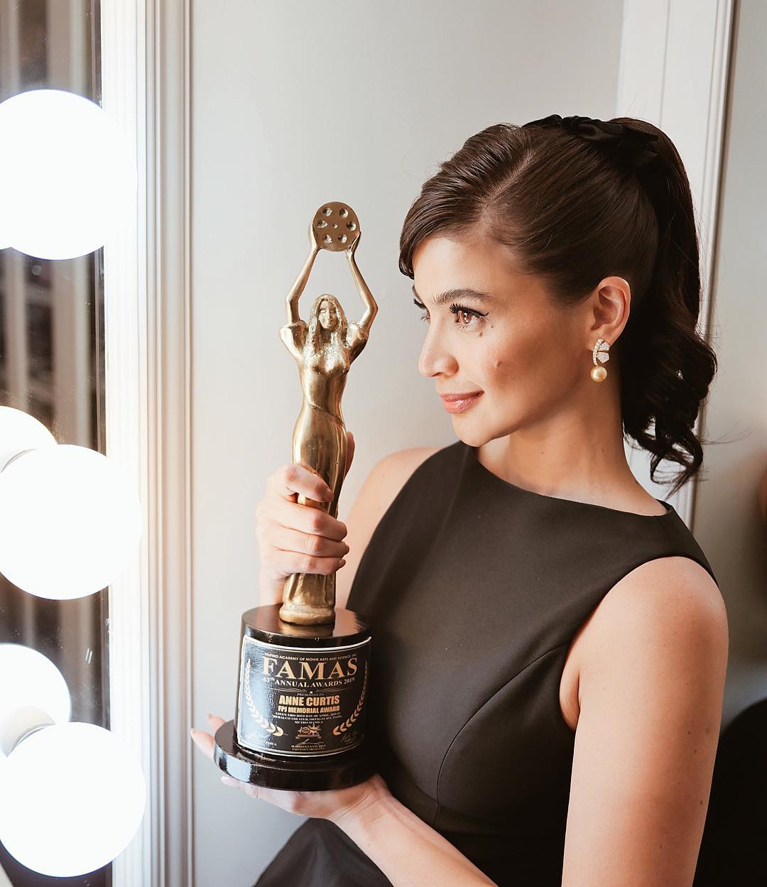 A big fan of Audrey Hepburn, Anne Curtis acquired the icon's vintage Givenchy velvet bow from a British auction house and wore it to the FAMAS Awards in 2019.