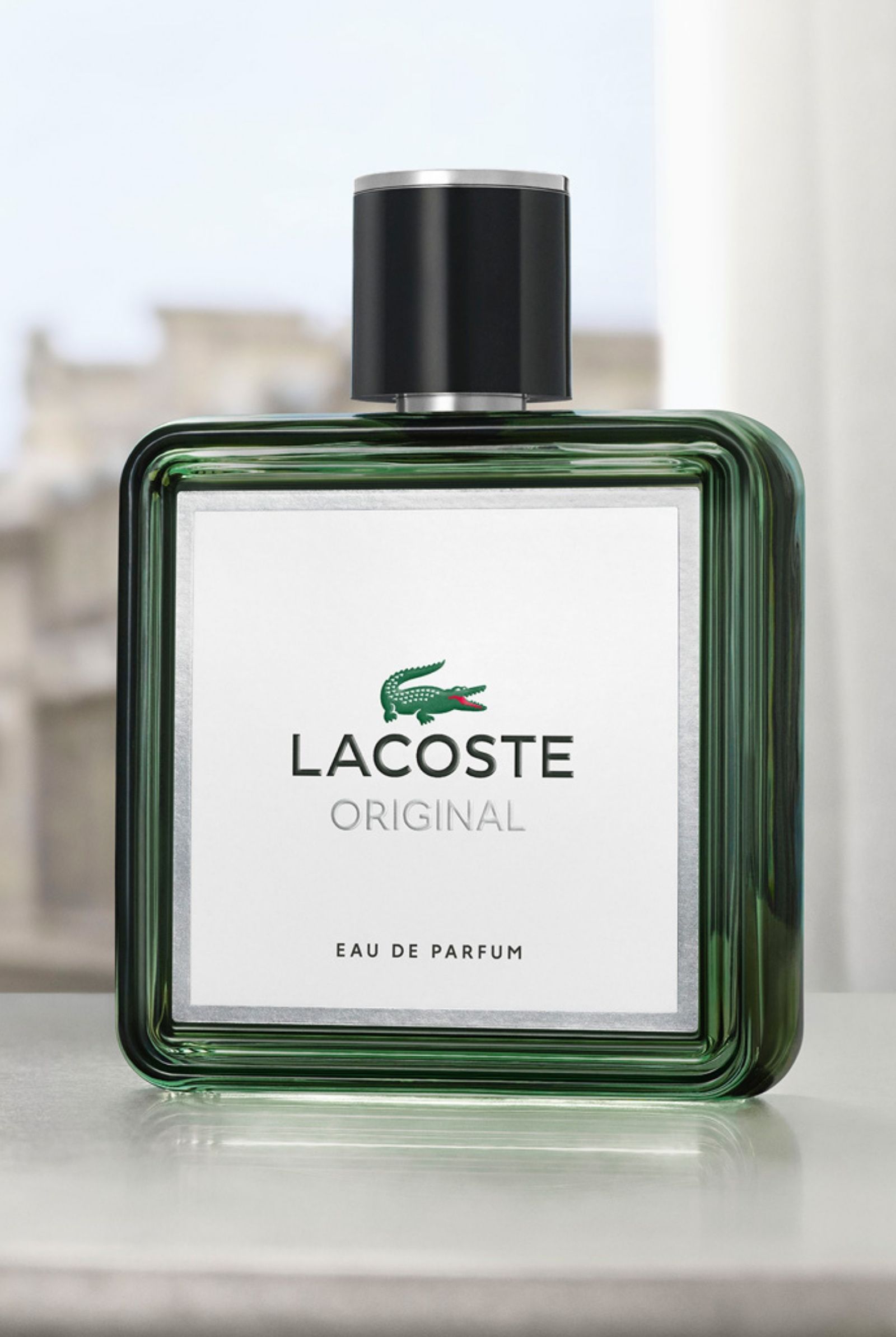 From the opening aromas of Bergamot to a sensual base of Sandalwood, every smell contributes to giving off an aroma of French elegance